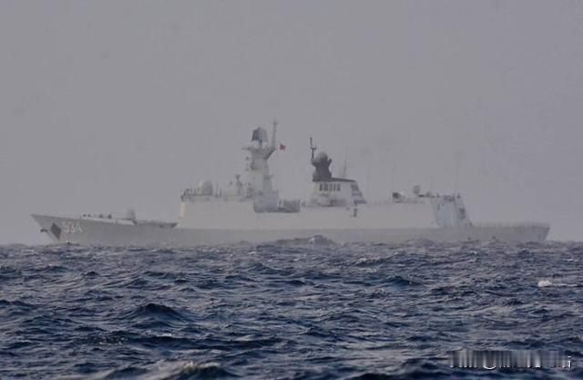 054A抵近台岛海岸线！台舰紧急拦截，台海战略命门已被牢牢掌控
 
据岛内媒体2