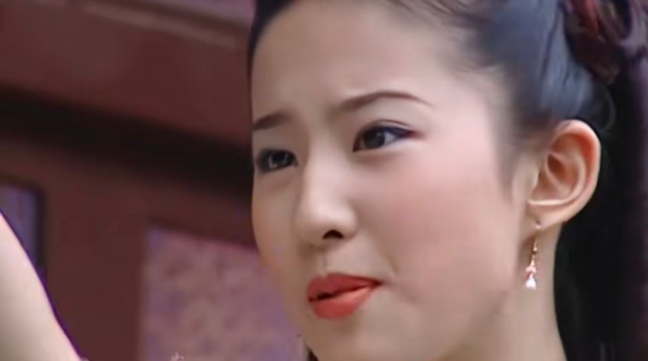刘亦菲在金粉世家里出演时刚刚十二三岁，挺好看的，正如一朵初初绽放的花朵，娇嫩艳丽