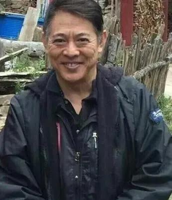 李连杰又出来了，这次状态好到让人不敢认！
头发黑了，精神头足了，整个人像年轻了十