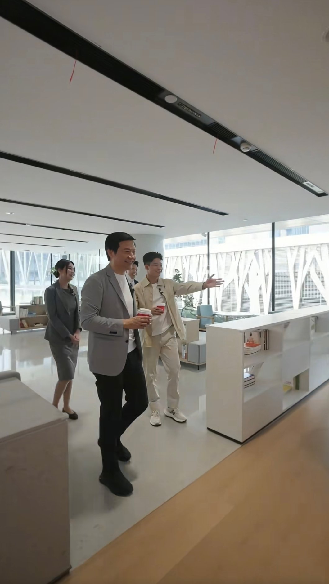 雷总真的别太幽默了。今天直播参观小米深圳大厦，主持人说这一块摆了很多书，苏炳添说