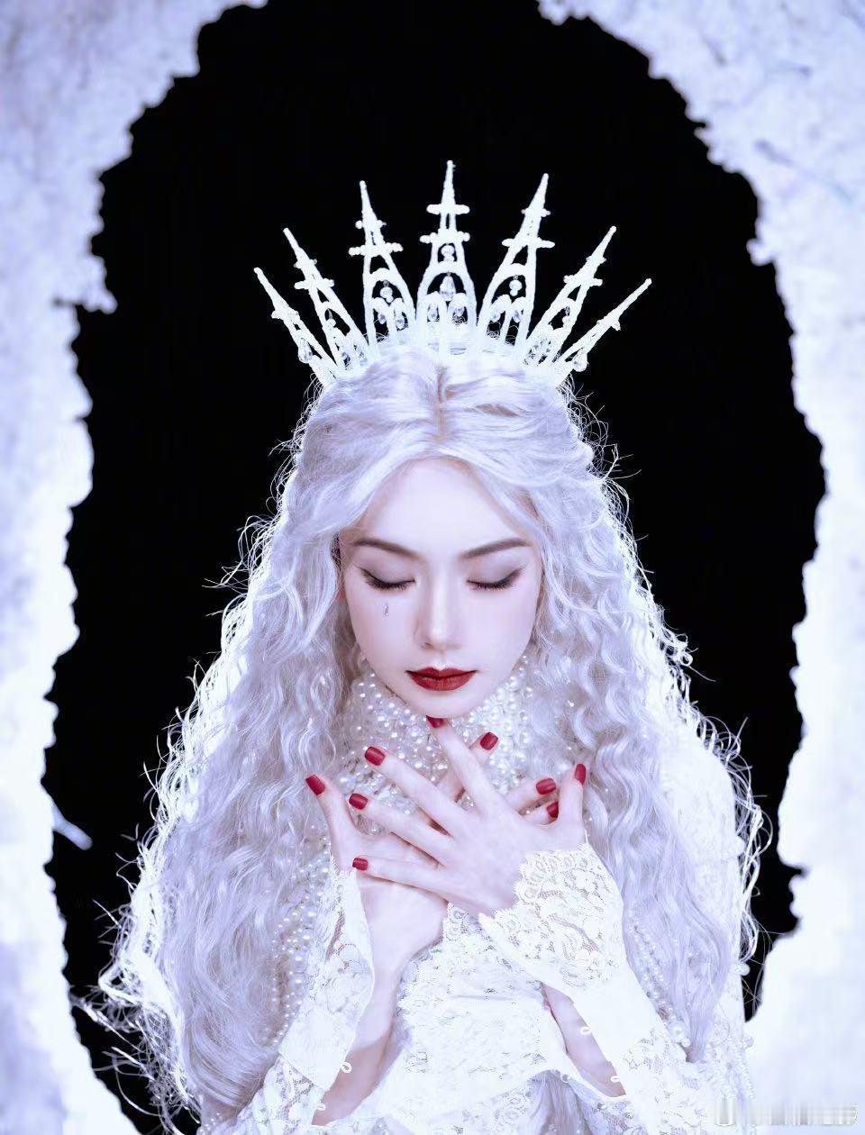 戚薇cos白皇后美成啥了 内娱cos还得看戚薇！白皇后的那种高贵感被她完美拿捏，