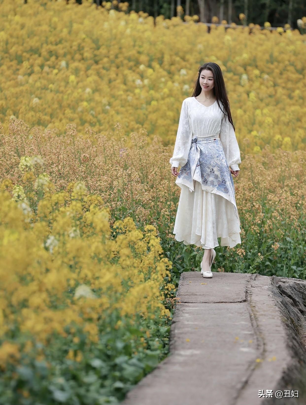 怎么样的才算美女自信，展现出独特魅力。