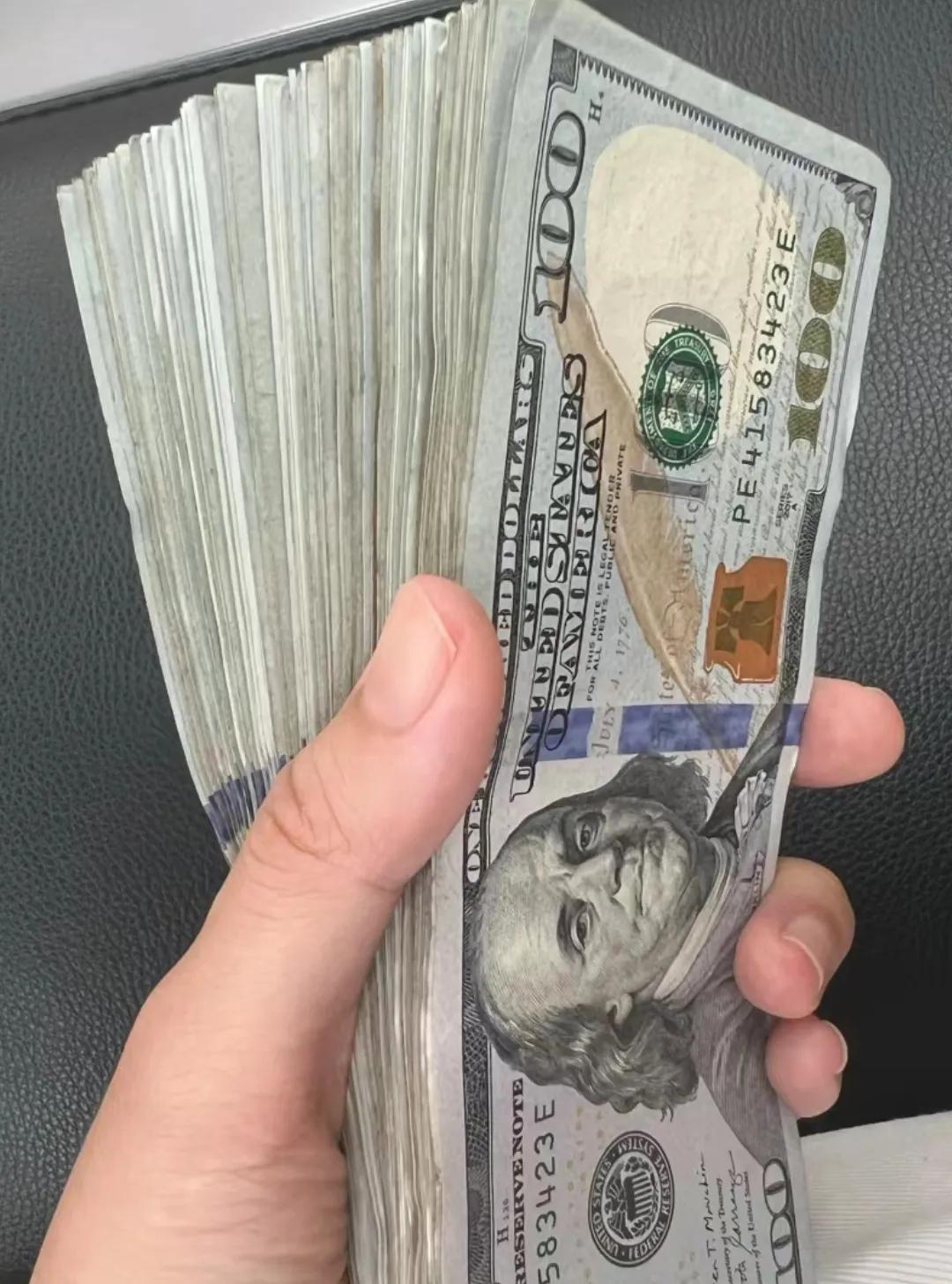 钱不是万能的，看着今天炒股人的哀嚎，金条和美元，至少帮我保值了。股民赚钱的时候，