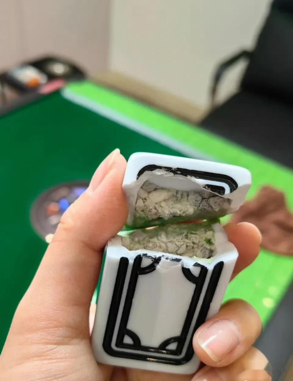 麻将牌里果然有机关。
自动麻将桌的加了磁铁，
另外看着像是可以吃的是干燥剂...