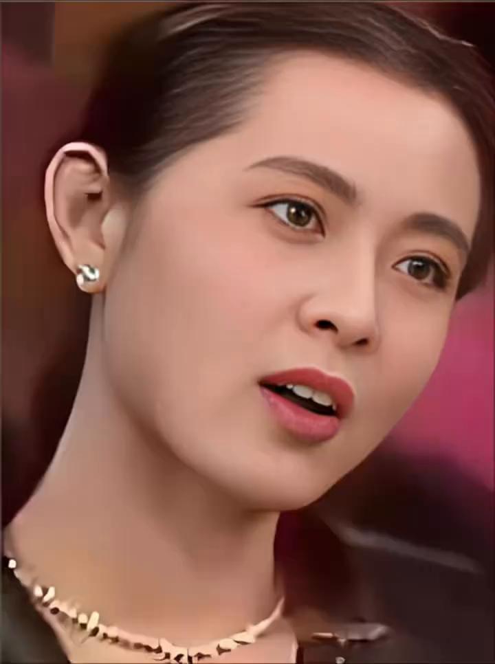 韶华之年的倪萍容貌绝佳，气质浑然天成，眉眼浅笑间尽显风雅，放在当下丝毫不输当红艺