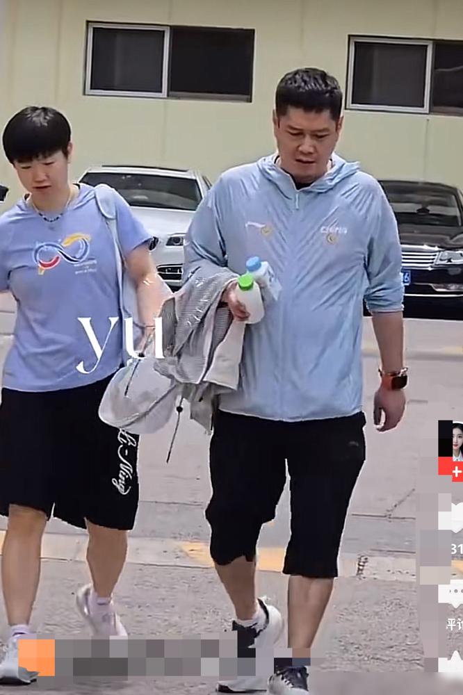 当所有人都在关心莎莎一单拿到2分的时候，只有他在关心莎莎的膝盖疼不疼，

这个人