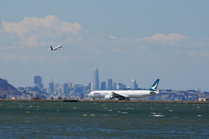 【#美国加州航空燃油储备创两年半来新低#】美国媒体24日报道，由于中东战事扰乱全