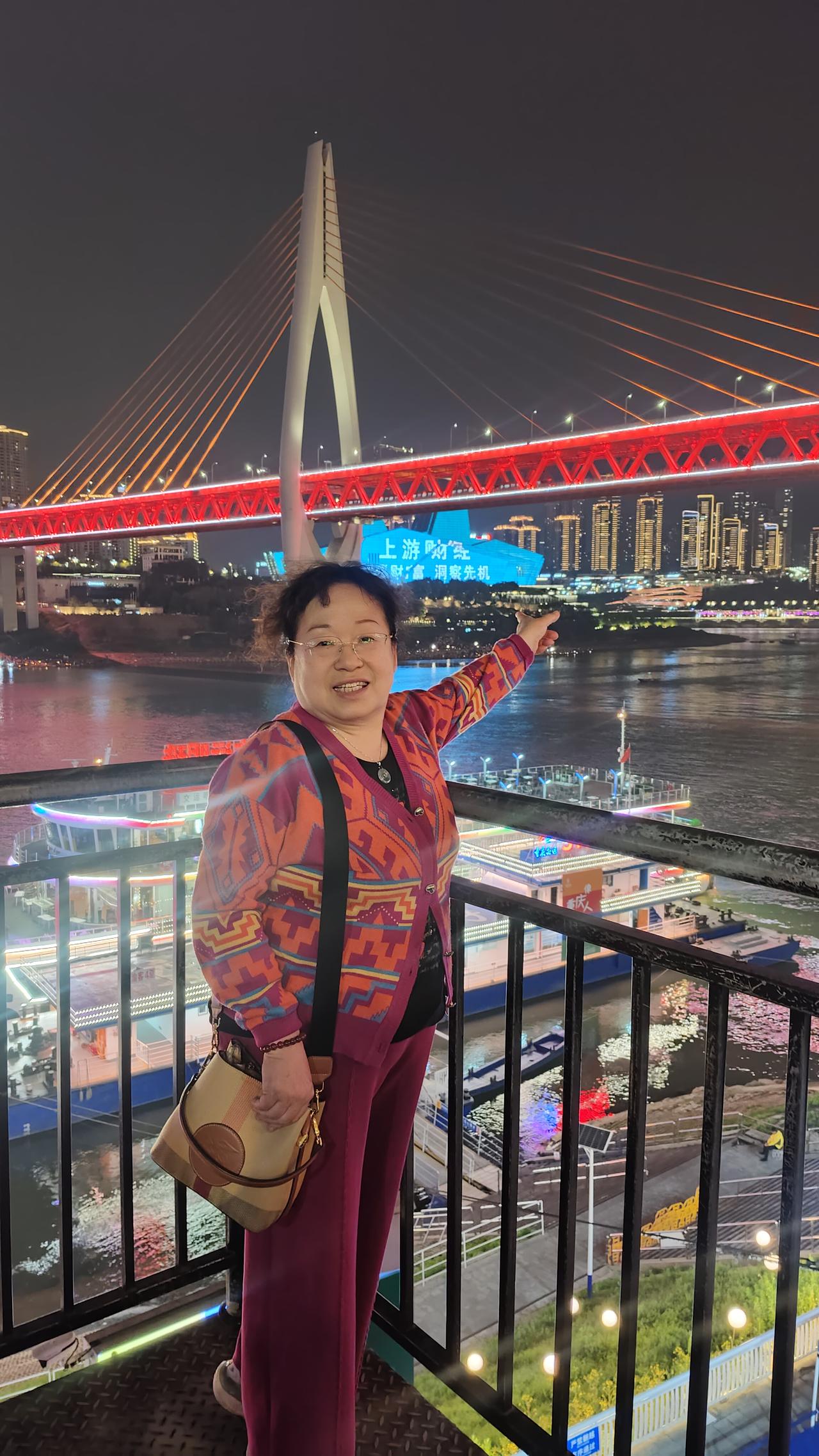 春日生活打卡季重庆洪崖洞的夜景很美，70多岁头一次来的地方，留下这美好瞬间。