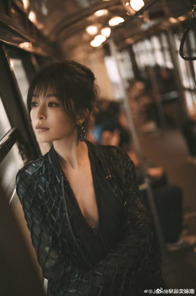 文咏珊 妹感姐 哇塞！“妹感姐”形容文咏珊绝了，减龄刘海一搭，自信气场全开，又甜