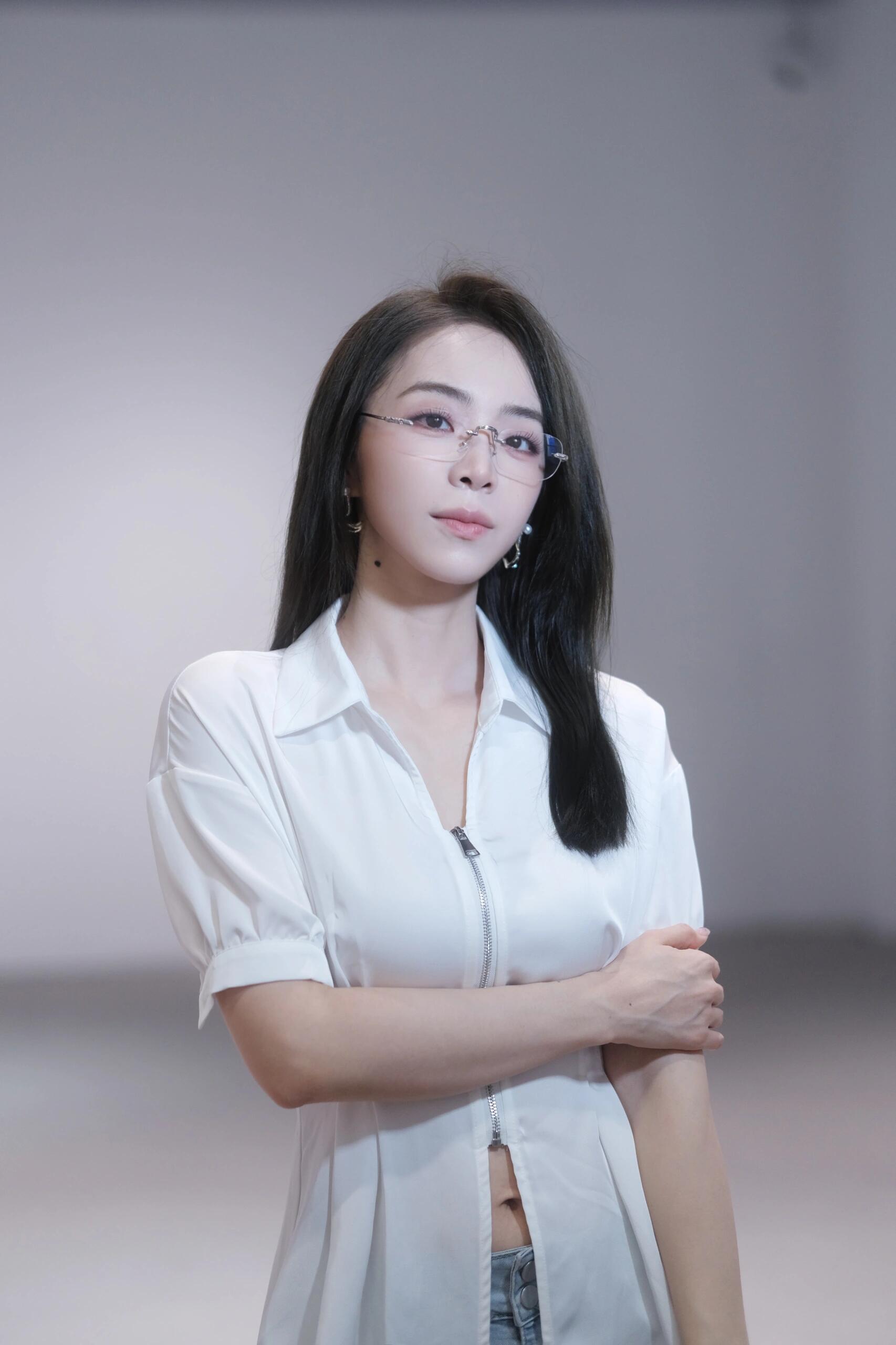 余霜眼镜白衬衫，成熟气息满满。余霜阿姨以眼镜配白衬衫，成熟韵味自然流露，如同岁月