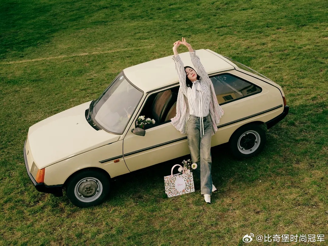 这个裤子看起来像长了居居！！！自卑的男性们可以找迪丽热巴要链接了～ 