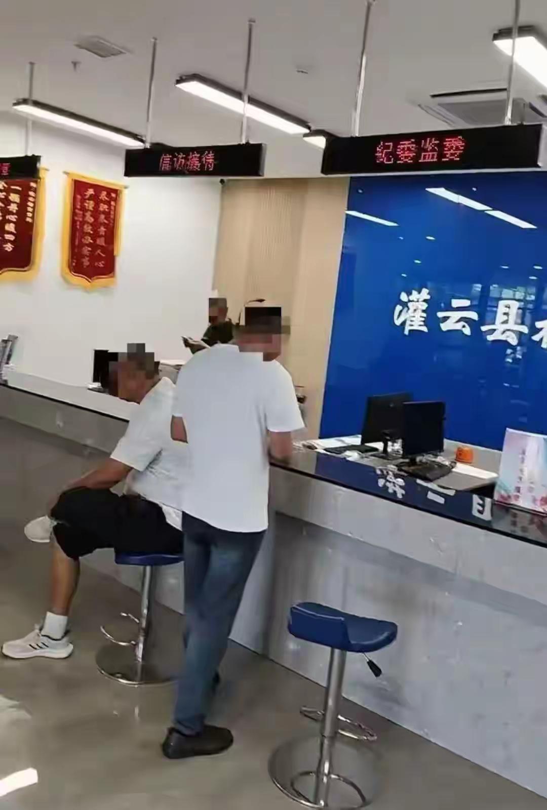“此地无银三百两！”江苏连云港，一名网友和朋友到办事大厅办事，眼看已经接近上午9