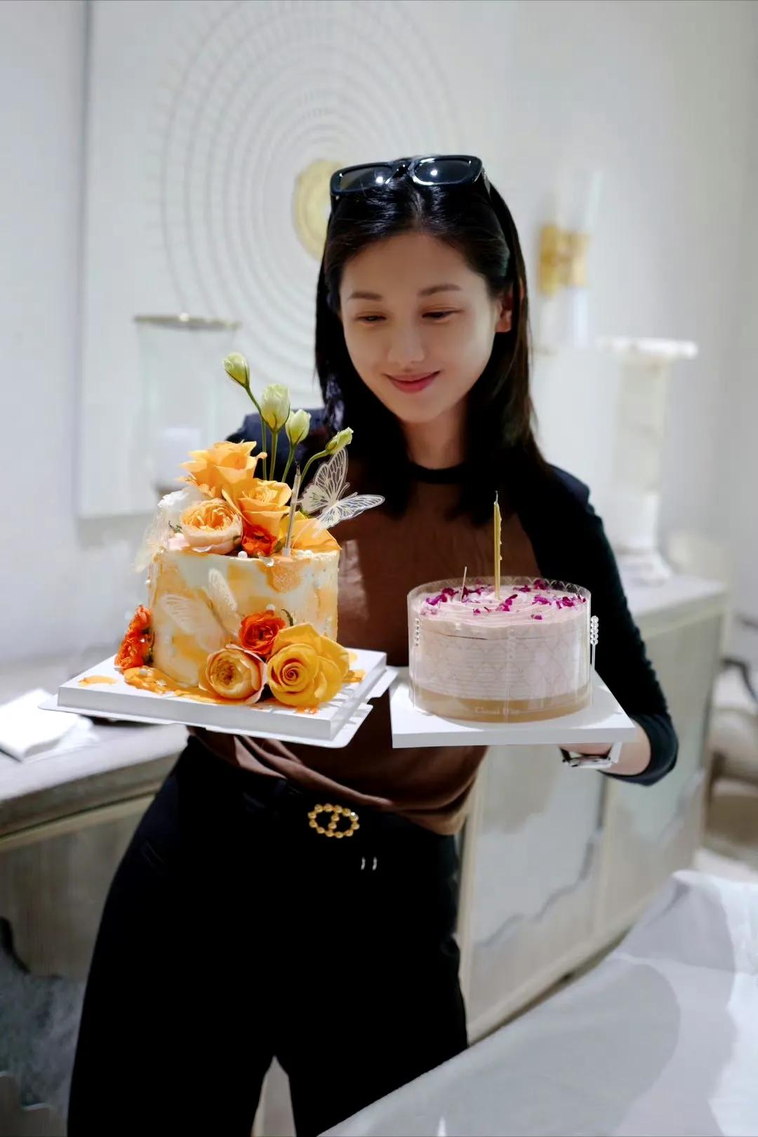 她是80后的东北姑娘，毕业于上海谢晋影视艺术学院的专业影视演员。照片中的她，手捧