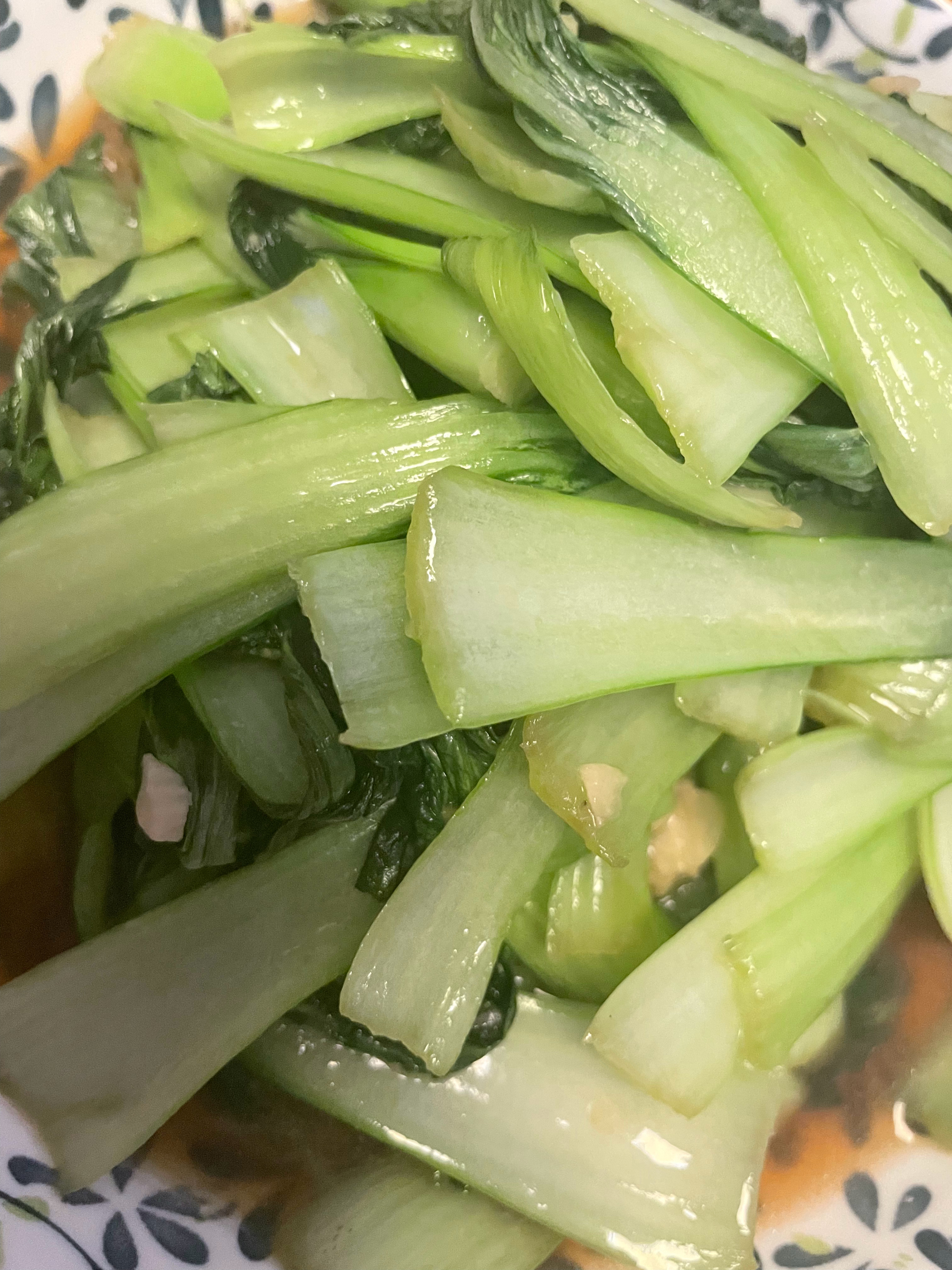 忙活了一上午做了三个菜彩椒炒鸡腿肉，虎皮尖椒鸡蛋，蒜蓉油菜！很好吃，就是手忙脚乱