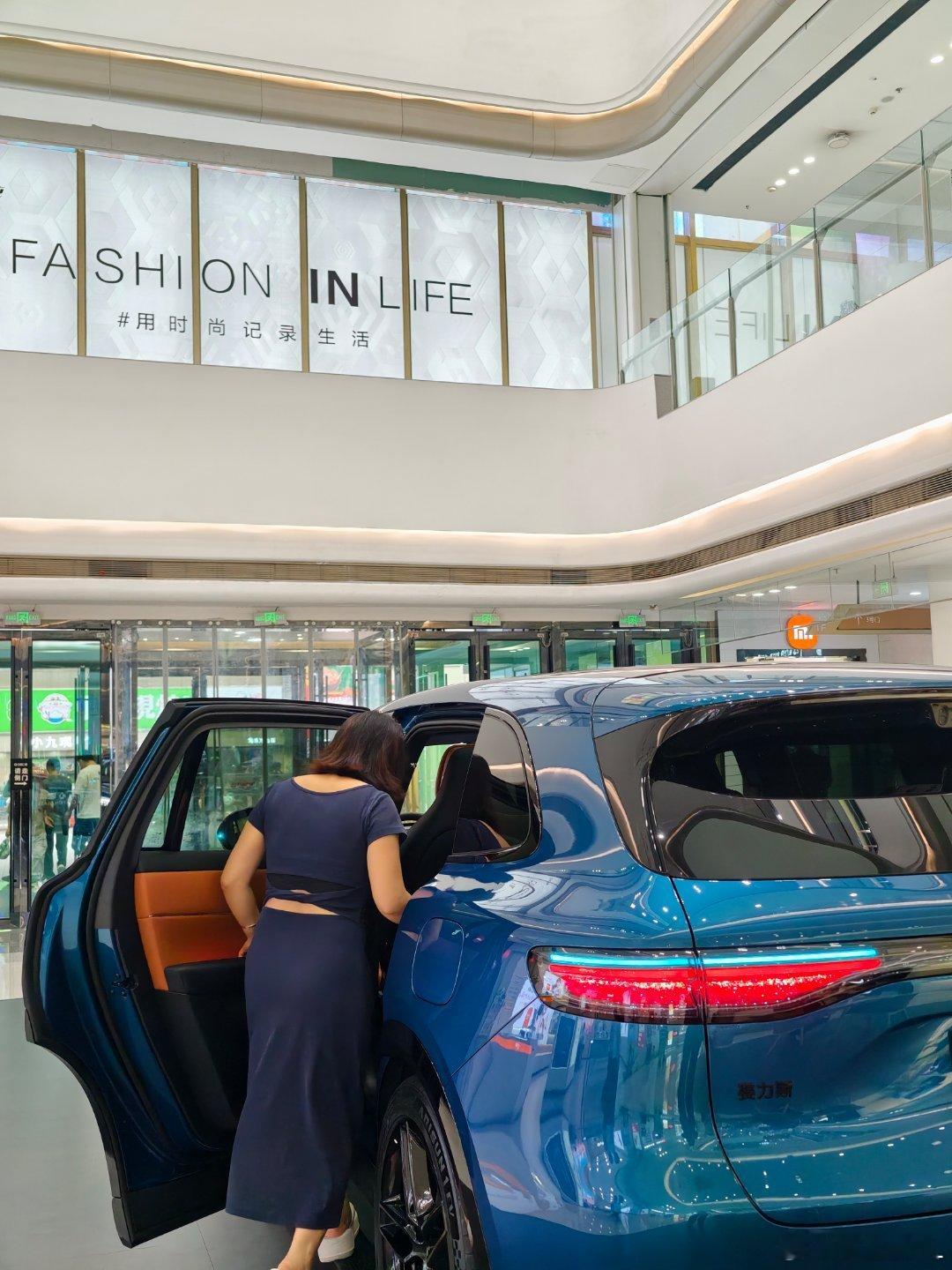 在商场终于第一次摸到问界M6的方向盘了。真心觉得M6是问界里颜值最高的一款车了！