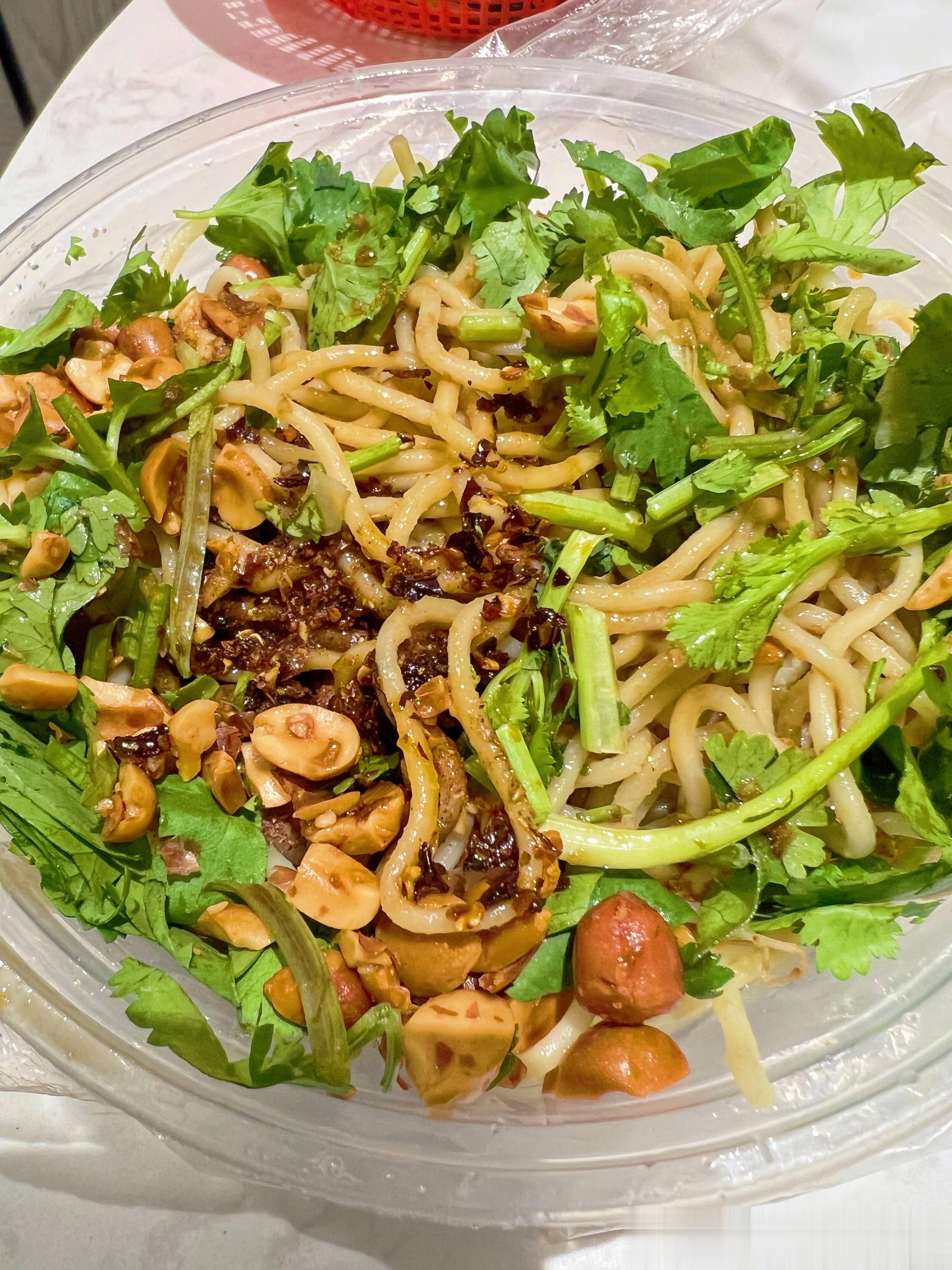 图一：阿康的凉面，好吃！味足！我觉得比他家榜一的麻辣烫还好吃，量太大了，咱中原的