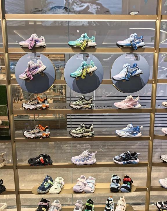 今天的鞋墙，我先选了！👟
秋款上新咯
鞋子合集 武商MALL filakids