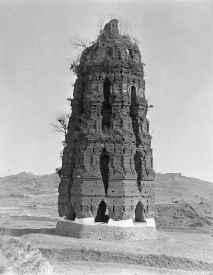 1908年的雷峰塔真容，距离1924年9月彻底倒塌仅剩16年。

从图上看，雷峰