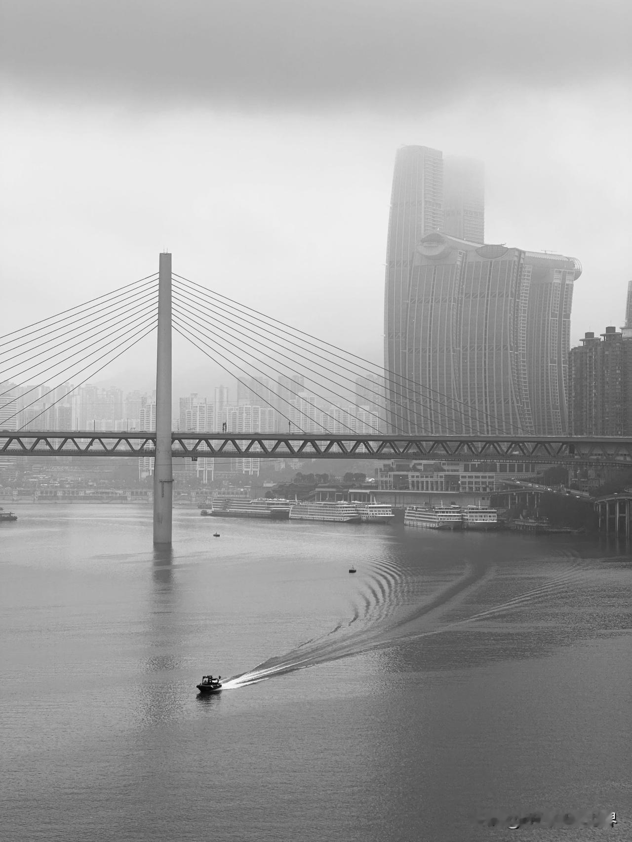 冬天的重庆，大多数日子都是阴天，非常没意思！好在，12月25日上午，重庆雨雾迷蒙