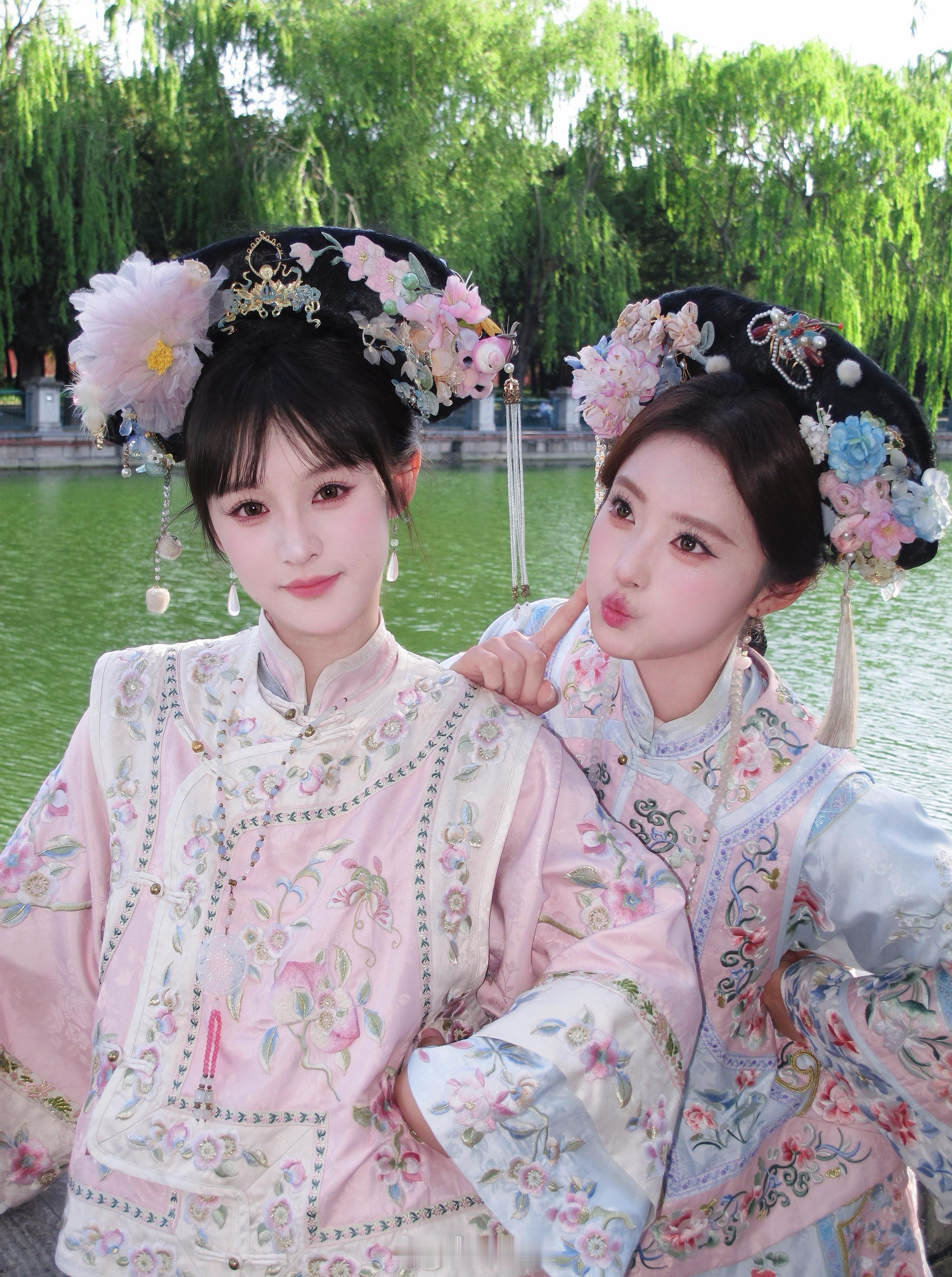 天啦噜 我的同事是杨幂昨天薅小妹一起跟我拍新选题，格格装造型完，小妹直接变身宫锁