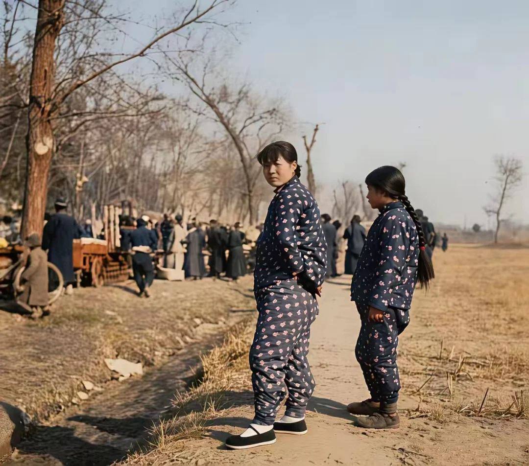 1939年两位换上新衣服，迎接新年的两个北京女子。