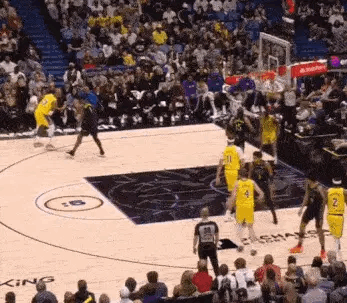 场均一侧沿———詹姆斯这是向威少致敬吗？
图1-2: 自己打的侧沿，为啥他要找裁