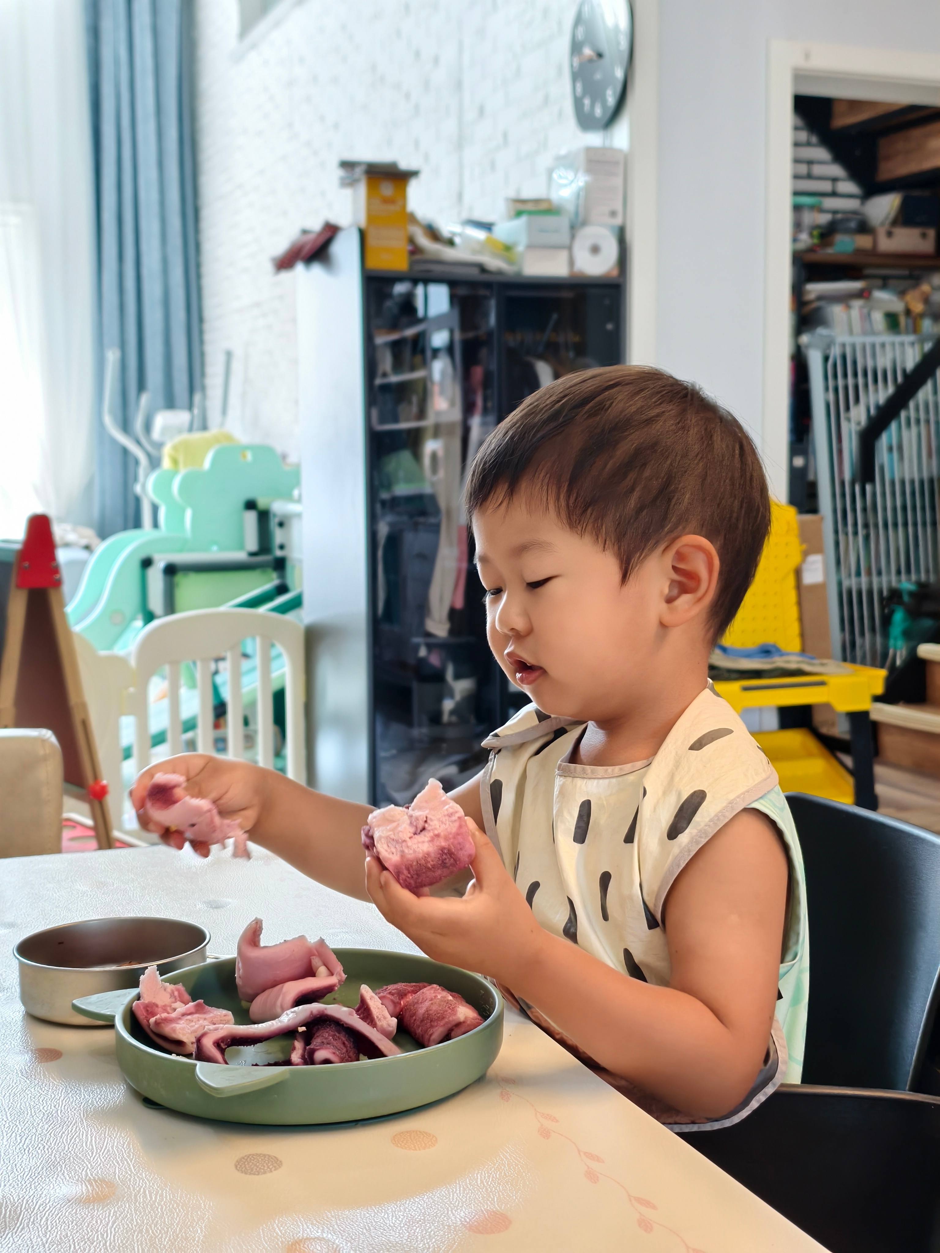 早餐吃小兔花卷和虾饼，孩子说好久没吃小兔花卷了！我心想咱也压根没吃过啊