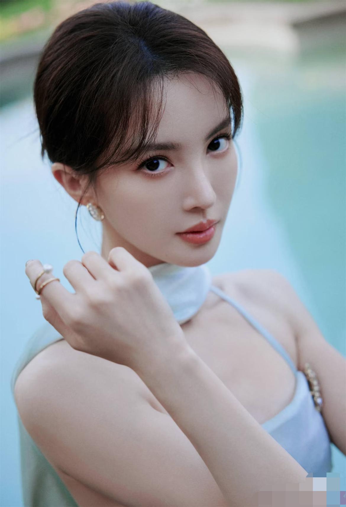 感觉挺离谱的，
像金晨这样的大明星，
竟然也会做肇事逃逸这样的事情，连保险都想骗