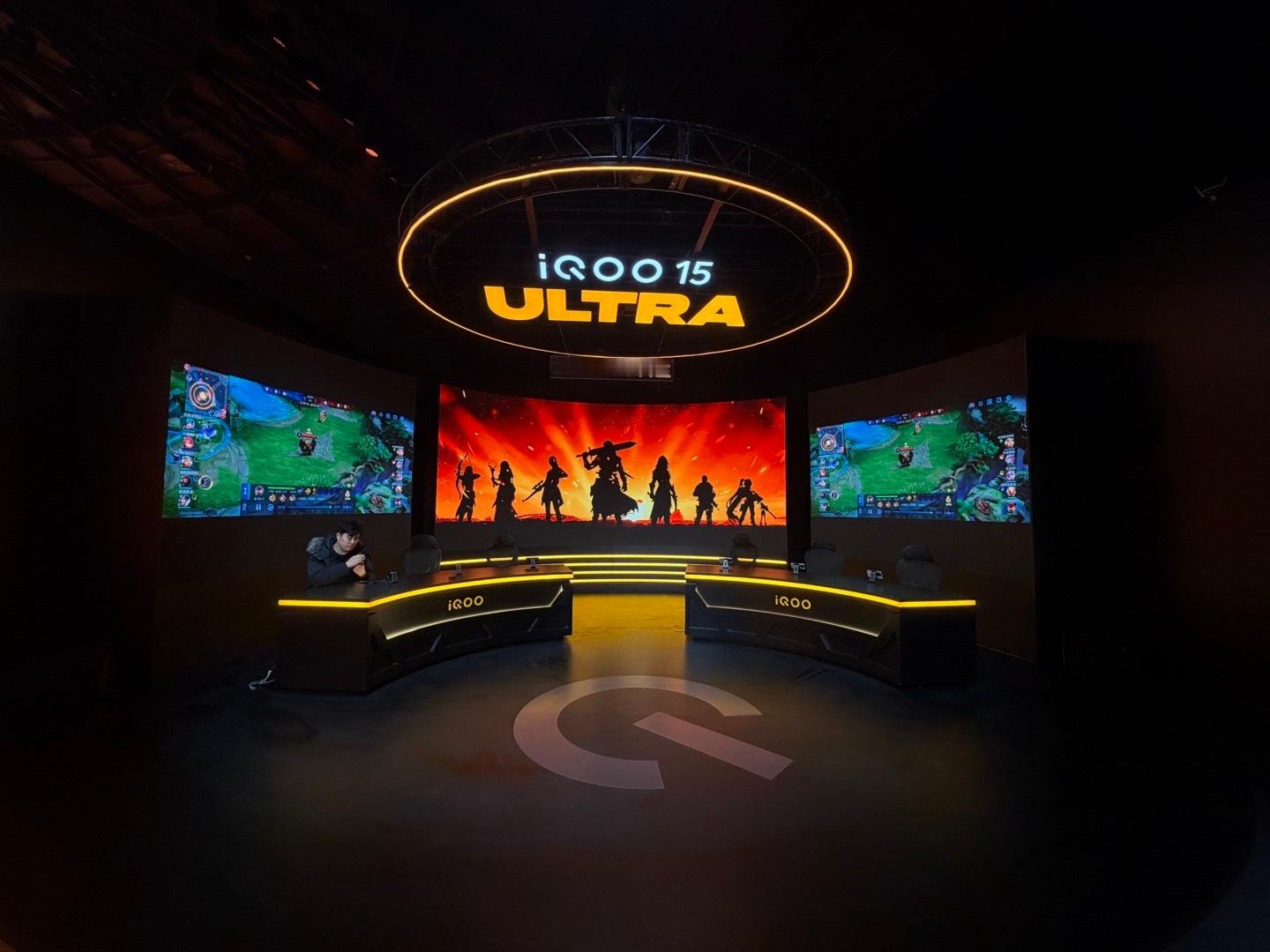 那很游戏了好吧iQOO直接在发布会现场搭了个直播间有王者3v3现场直播对战那可不