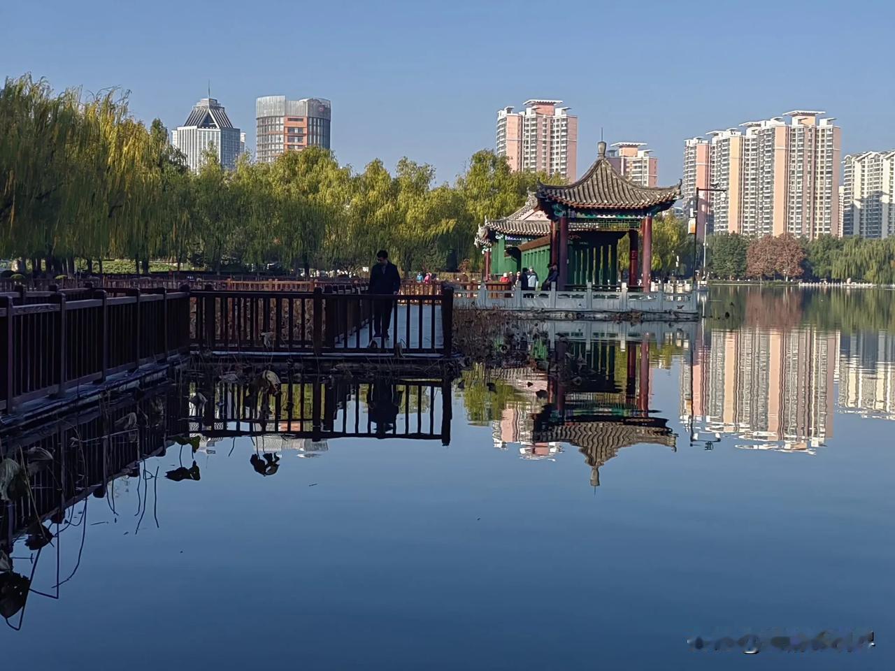海韵爱瞎拍，闲来翻开手机相册，镜头里定格的每一个瞬间，旅行中路过的每一个风景，都