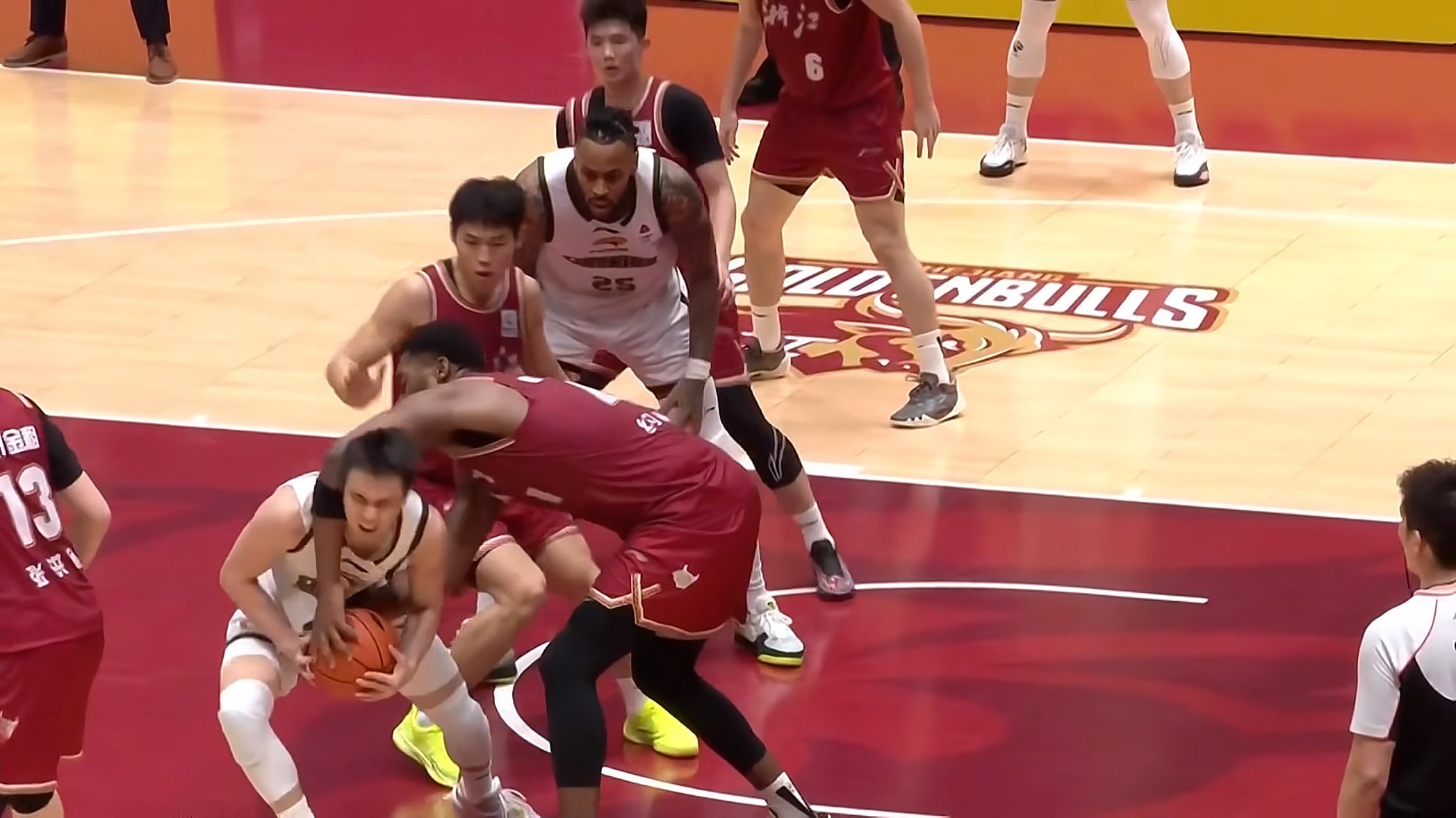 这给争球啊？？？辽宁男篮