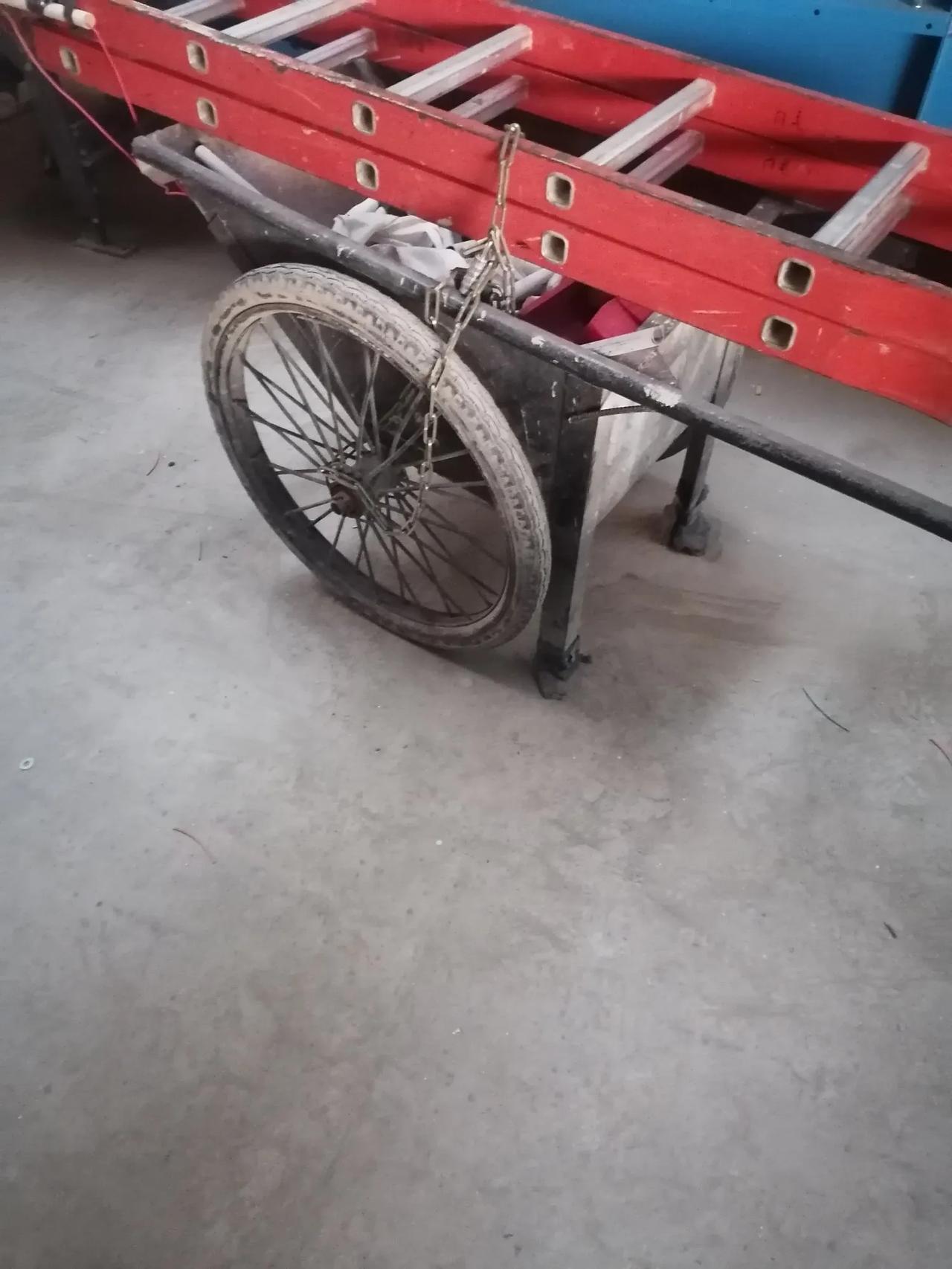 大家好，我是水电工星仔，下午拿借来的电锤准备用时，电锤主人跑过来收了回去。
原因