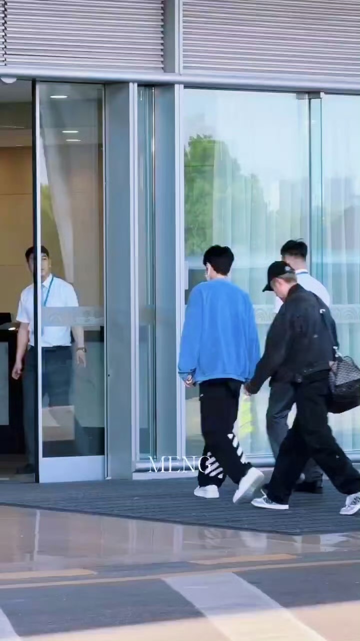 王俊凯出发录中餐厅路透 新鲜的小凯来啦！路透图里这状态也太好了吧，一身休闲装清爽