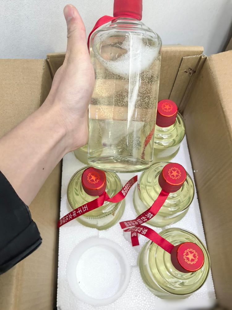 在茅台镇发现一个怪象。

我一开始也觉得这摊主多此一举，散酒买卖图的就是个实在，