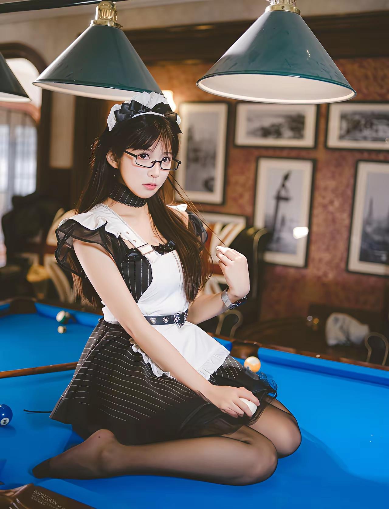 优雅女仆装，桌球台上的甜美诱惑