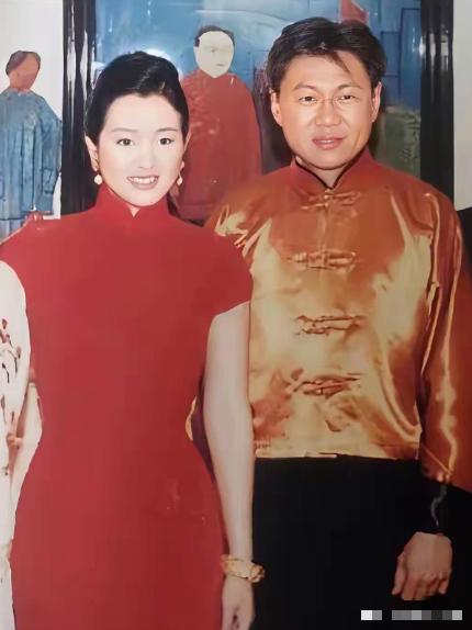 [太阳]1996年，巩俐嫁给新加坡烟草大王黄和祥，那时31岁的巩俐初婚，满心期待