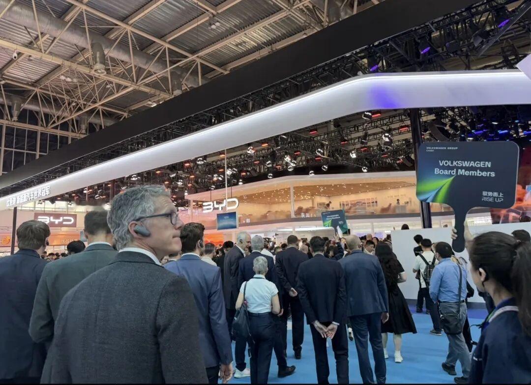 北京车展名场面！德系高管集体围观，中国汽车早已不是追赶者！
 
2026北京车展