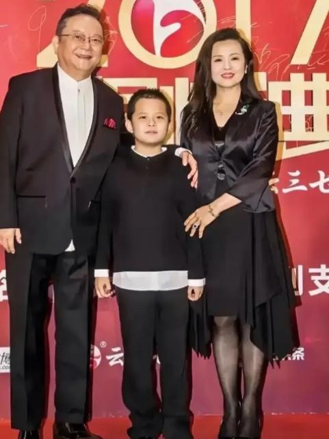 🐒77岁的王刚，60 岁的时候得了一子，本以为晚年可以安享清福，没想到现在 1