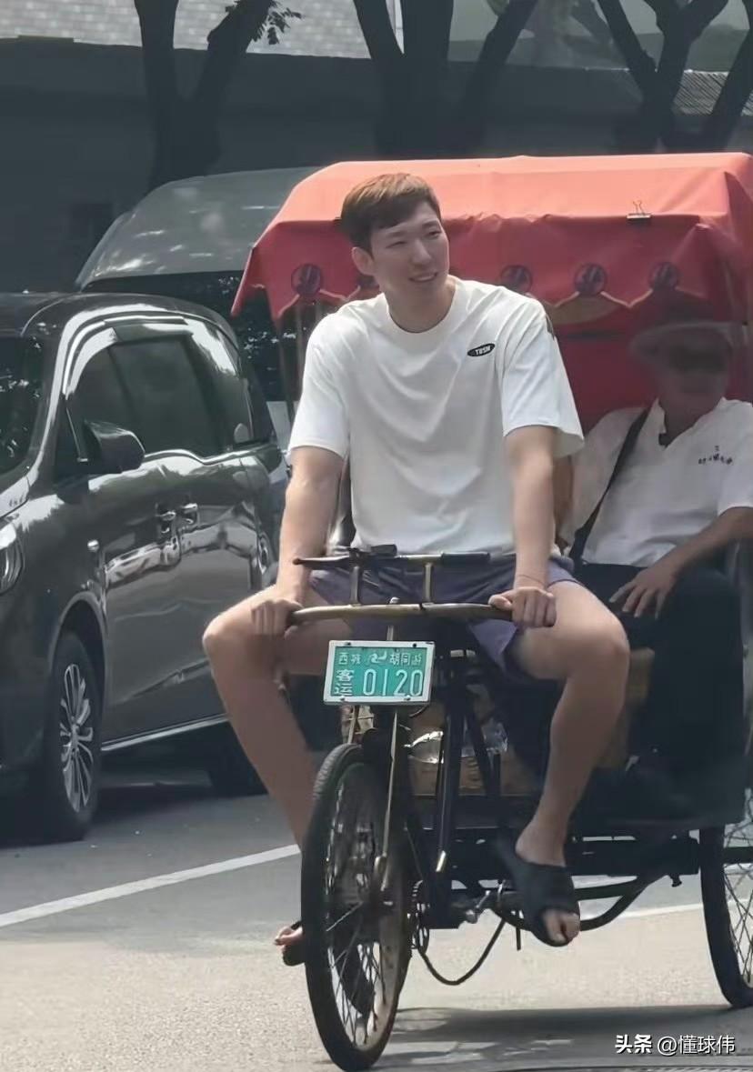 生活不易，周琦蹬三轮儿！周琦这大长腿，蹬起来的速度，也是杠杠滴！

周琦还是非常