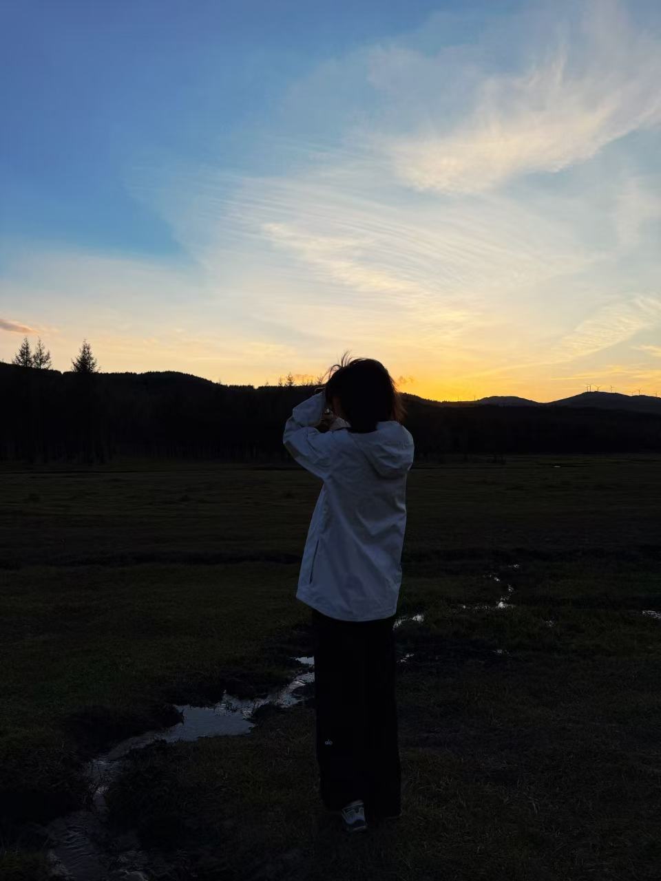 翻相册翻到之前拍小鹏MONA M03的存货～那天夕阳绝了，以后开着车去这种没人的