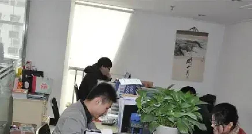 办公室里，那位老师抱怨完“都在混日子”，尴尬地闭上了嘴。

没人附和。
我端着茶