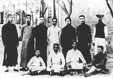 周恩来(前排左二)与敬业乐群会会刊《敬业》编辑部、经理部成员合影