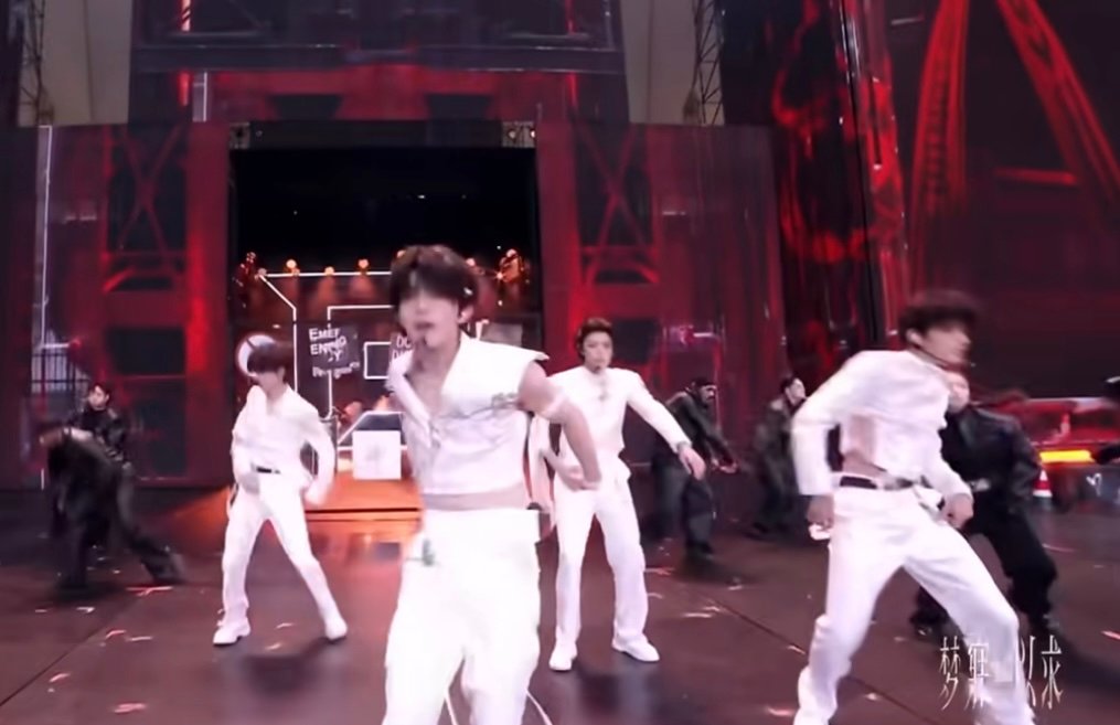 苏新皓中间跳出来dancebreak啊啊啊啊啊啊苏新皓中间跳出来dancebre