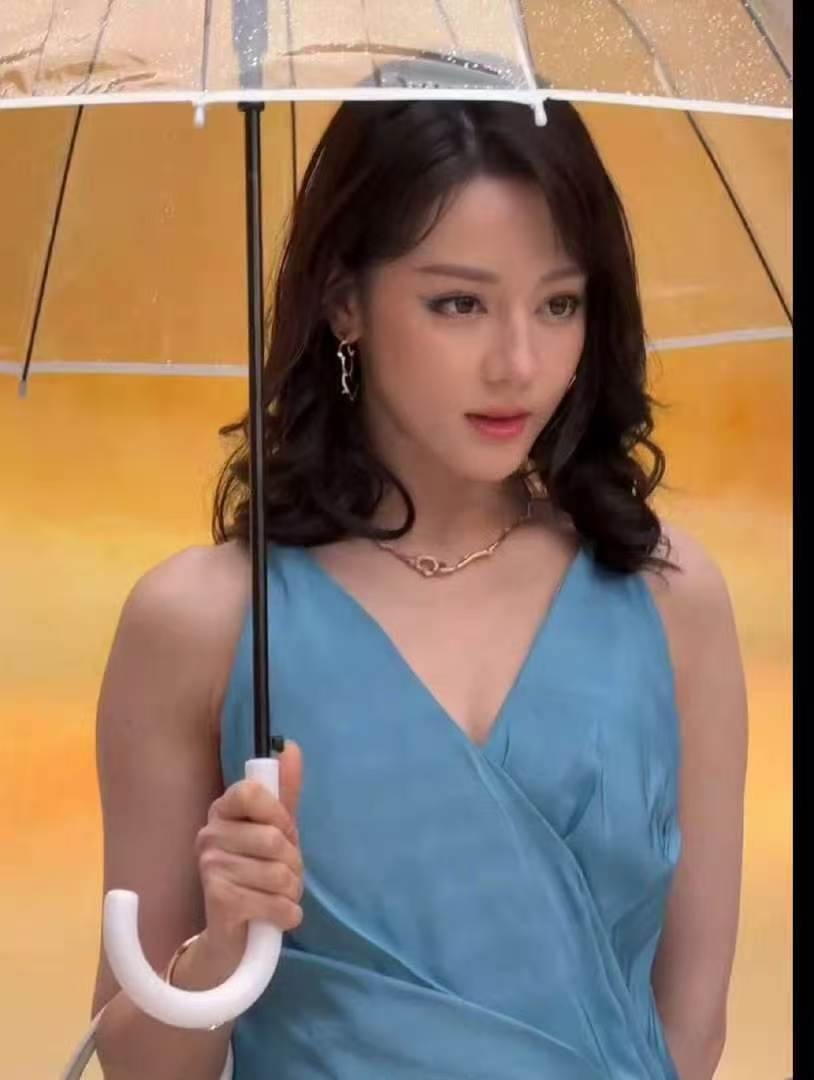 迪丽热巴超大蝴蝶结蓝裙迪丽热巴水波纹湖蓝长裙 迪丽热巴这个蓝裙好美！ 线下生图这