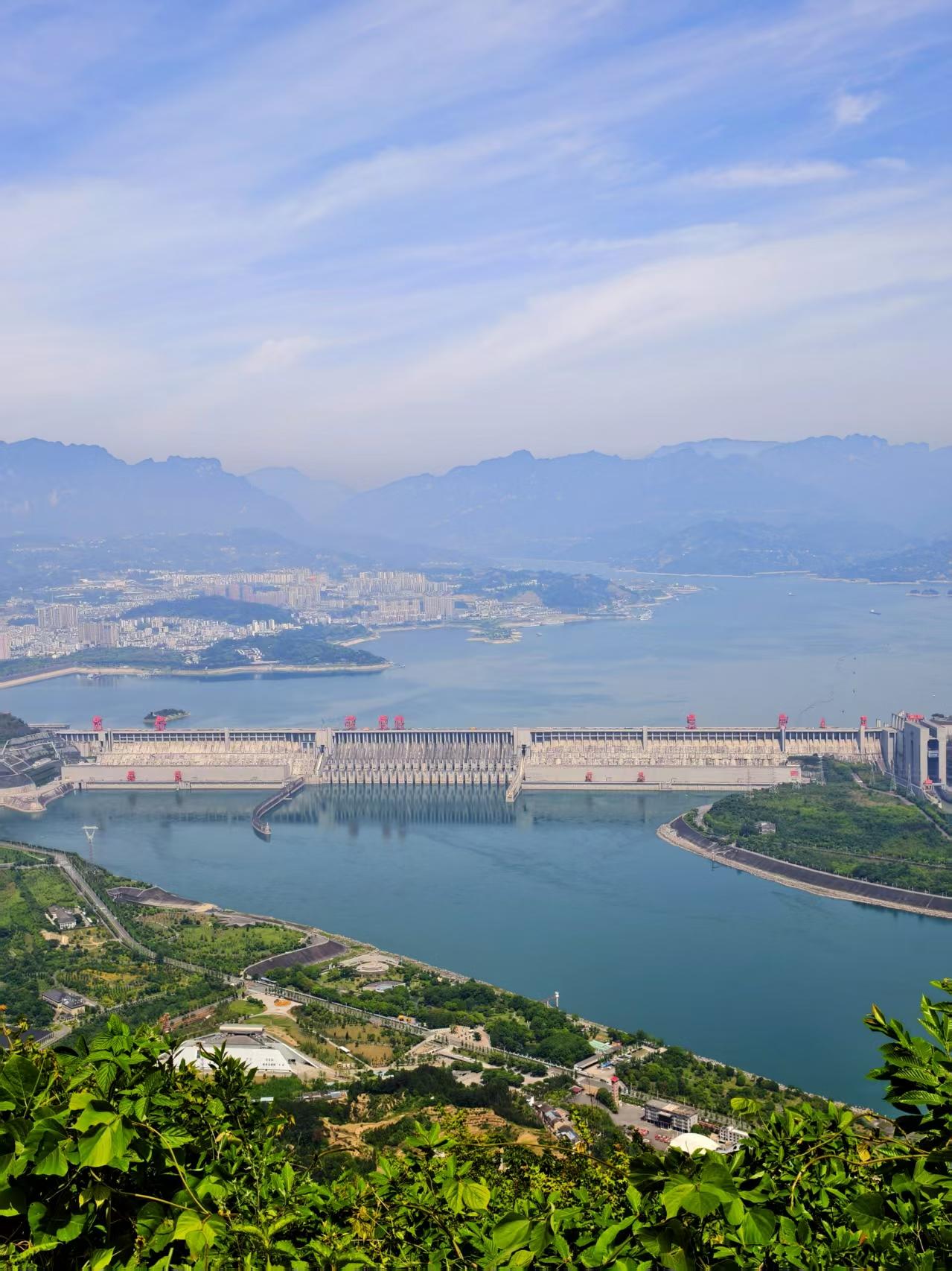 不要迷信美国专家。在三峡工程决策之初，美国陆军工程师团长莫里斯中将是全美大名鼎鼎