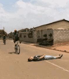 黑人小哥的技术当然很厉害，但我佩服的是地上小哥的胆量～