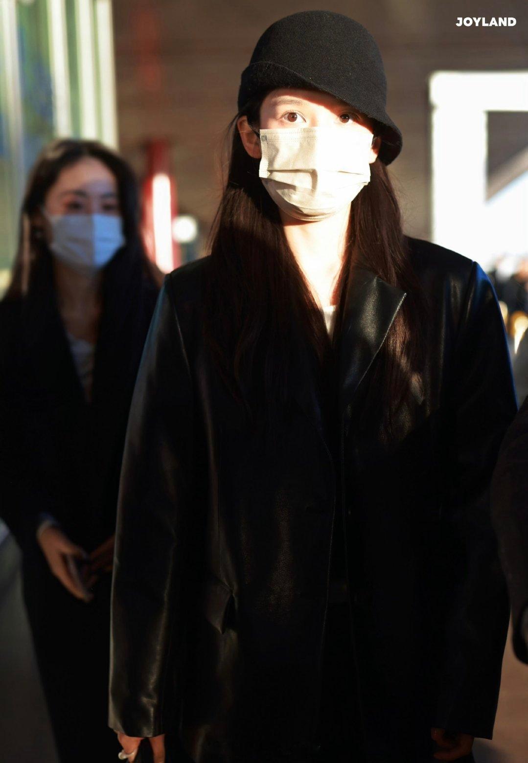 张婧仪今日机场出发路透，帽子好别致～好美的张婧仪[爱慕] ​​​