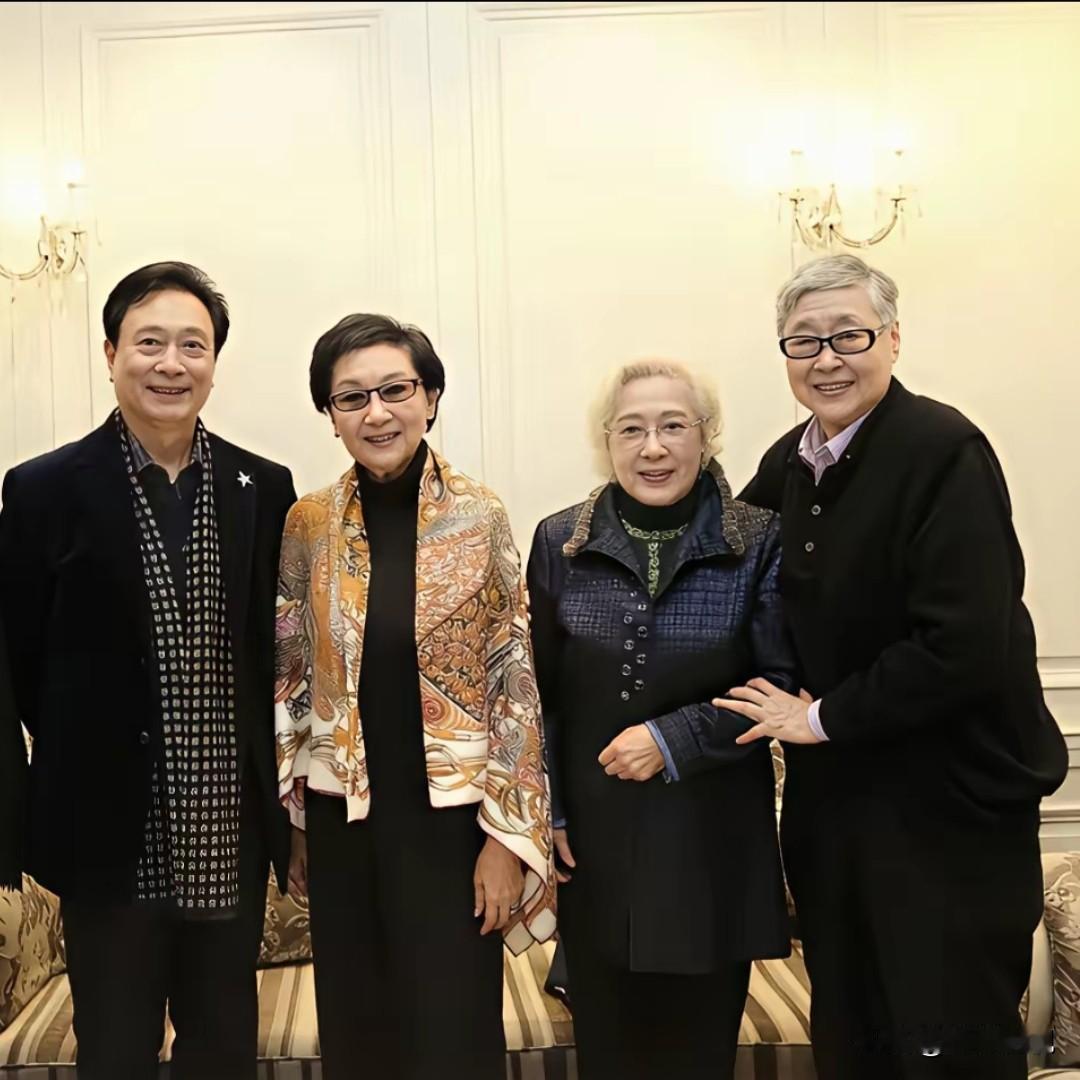 4位明星合影照。左边是高大修伟，气色盈和的梁波罗；右二是和蔼可亲的老艺术家秦怡老