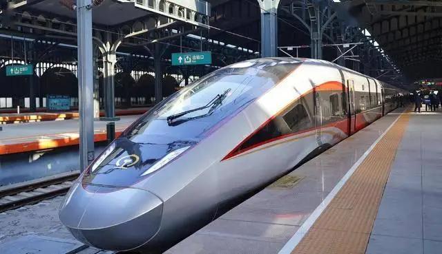 大多数人都在刷新闻，说苏林坐高铁不过是来体验一下复兴号，感受一下速度和风景。这话