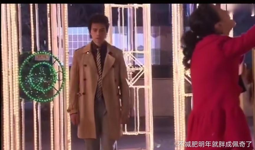 薛功灿好多件过臀or中等长度的外套/风衣都很好看国产偶像剧好像只会给穿普衬衫/西